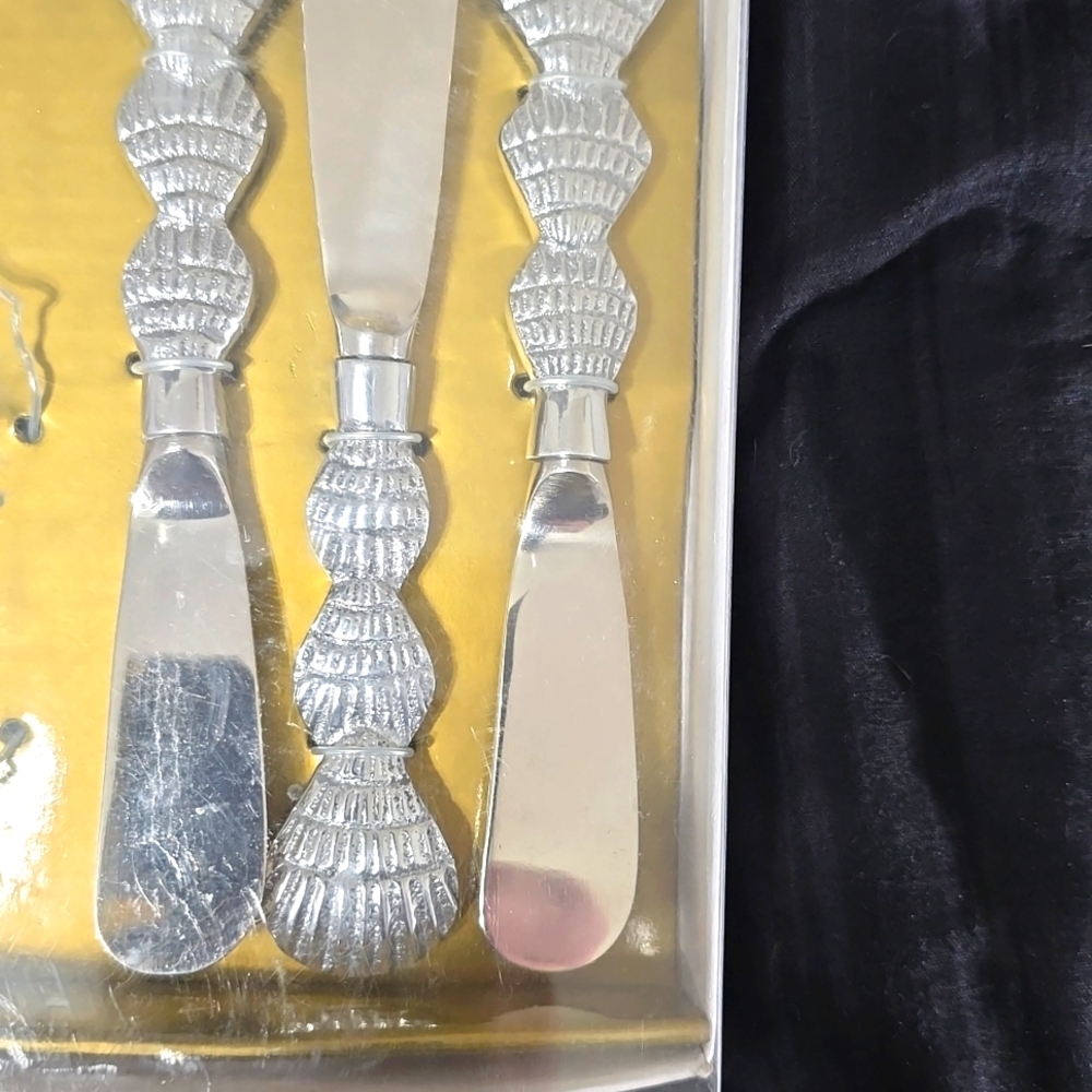 BILTMORE. Silver Shell Design Serveware Collection. Three Peice Spreader Set.